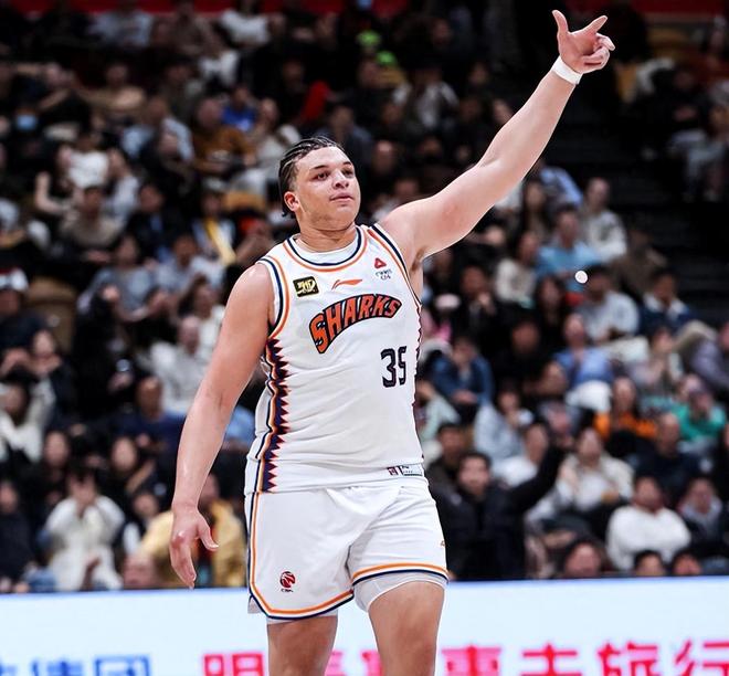 CBA超级外援自宣离队 ，球迷：应该知道快被裁了，提前跑路了