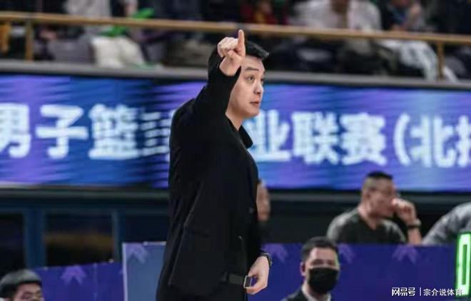 辽篮连败惹众怒，再收两大坏消息，杨鸣被喷下课球迷要求请张镇麟