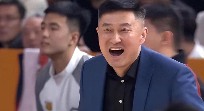 谁注意到，广东1人抢走战术板，杜锋乖乖听着，他是赢球最大功臣