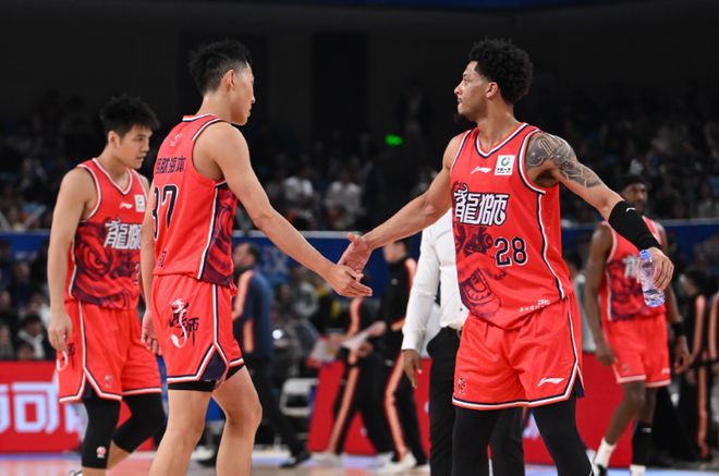郭艾伦缺席广州终结吉林4连胜 威金顿21分陈国豪8+8