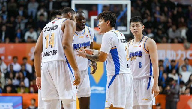 北京首钢冲击8连胜！全力击败浙江广厦，曾凡博出战，央视直播
