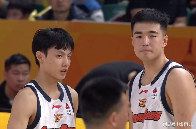 肘击陈家政+飞踹徐杰！山西“恶汉”欲废广东，裁判亲自保驾护航