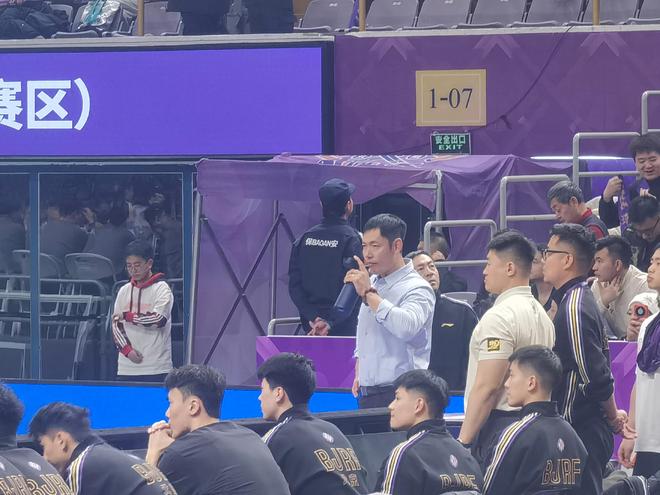 北控男篮6场5负，赛后全队被留下开会，如果开会有用早就好了