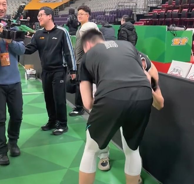 备战辽宁太暖心！张镇麟与继伟打闹+拥抱杨鸣！弗格搂住好兄弟！