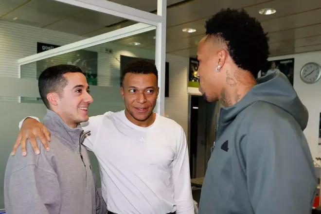 马卡：巴斯克斯圣诞假期回到了皇马，和老队友们见面