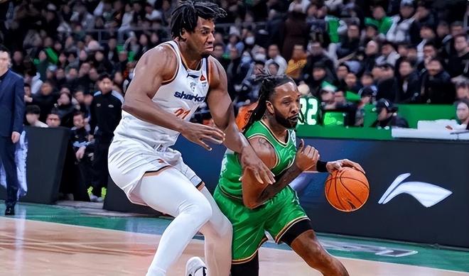 楊鳴面對(duì)記者提出的一個(gè)問(wèn)題，沉默數(shù)秒后，才回應(yīng)