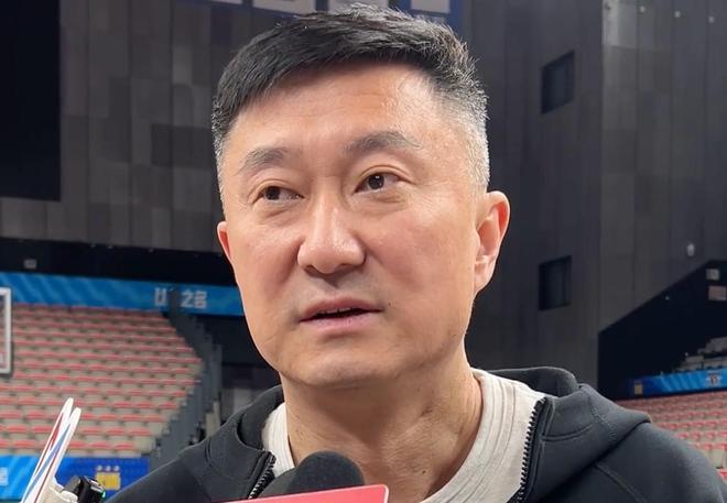 杜鋒：奎因今晚無法出戰(zhàn)，看到曾凡博出戰(zhàn)他這么喜歡我們嗎？