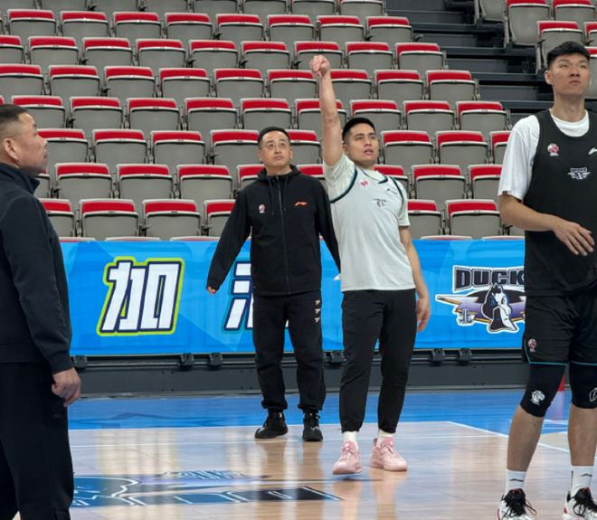 京粵踩場！北京全員現(xiàn)身，小曾三分連中，奎因缺席，杜鋒直呼艱難