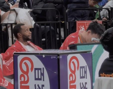 难忘回忆！辽宁赛前播放致敬视频，张镇麟难以压抑情绪感动落泪