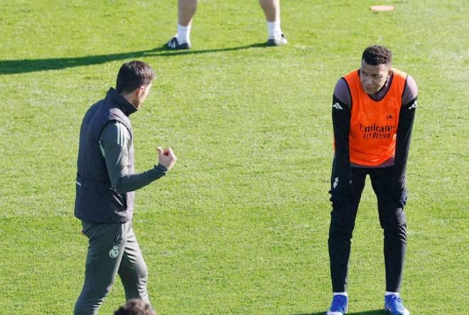 姆巴佩因左膝扭傷缺席對陣貝蒂斯，但尚未排除出戰(zhàn)西班牙超級杯