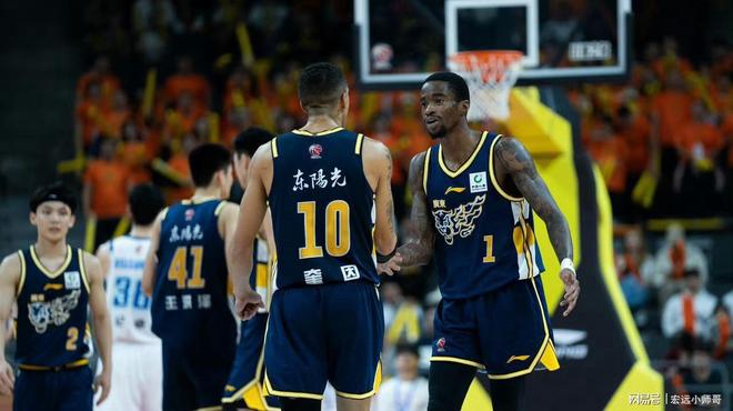 31分的大敗+徐杰傷退，讓朱芳雨和杜鋒看清差距，換外援才能解決