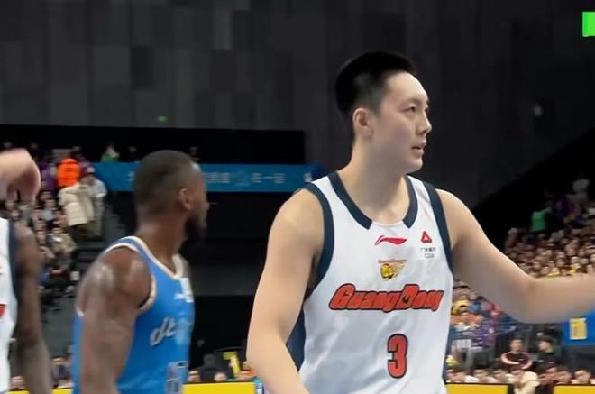 怎么回事？廣東后場(chǎng)核心被質(zhì)疑巔峰已過(guò) 球迷扎心調(diào)侃是對(duì)手臥底