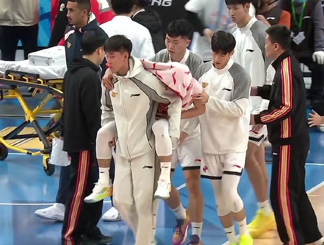 廣東半場(chǎng)落后北京26分！徐杰被周琦撞傷膝蓋，薩姆納23分