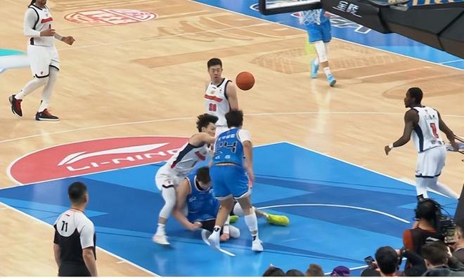 廣東遭噩夢(mèng)！周琦撞到徐杰腿部，被隊(duì)友背下場(chǎng)，傷?？种逻M(jìn)攻崩盤(pán)