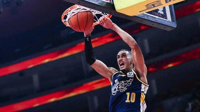 廣東大勝遼籃風(fēng)波發(fā)酵，奎因回應(yīng)挑釁被警告，趙繼偉復(fù)出進(jìn)程加快