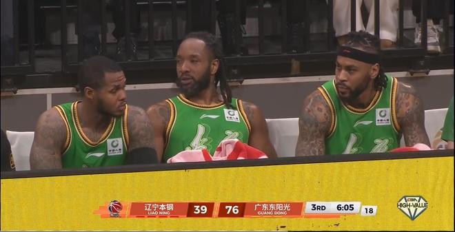 有誰(shuí)注意到，昨晚比賽中，楊鳴的表情舉動(dòng)，都在發(fā)出無(wú)聲的抗議啊