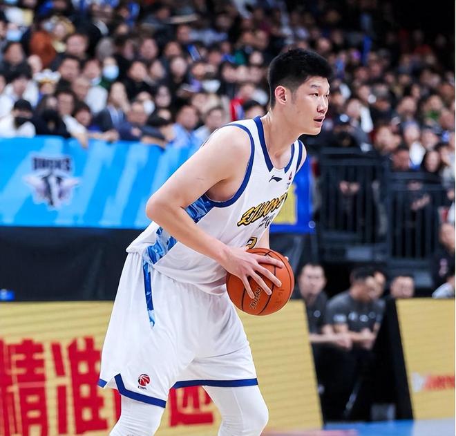 對(duì)陣衛(wèi)冕冠軍，上賽季墊底球隊(duì)，12人上場全部得分，僅6分惜敗