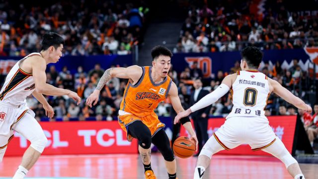 上海男籃VS深圳！盧偉沖擊10連勝，張鎮(zhèn)麟對(duì)位賀希寧，央視直播