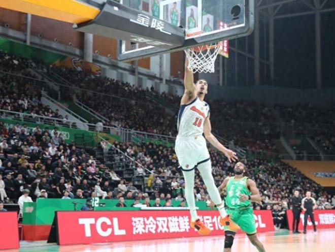 酸死了，遼寧電臺解說吐槽廣東靠外援，官媒跟自媒體已經(jīng)沒區(qū)別了