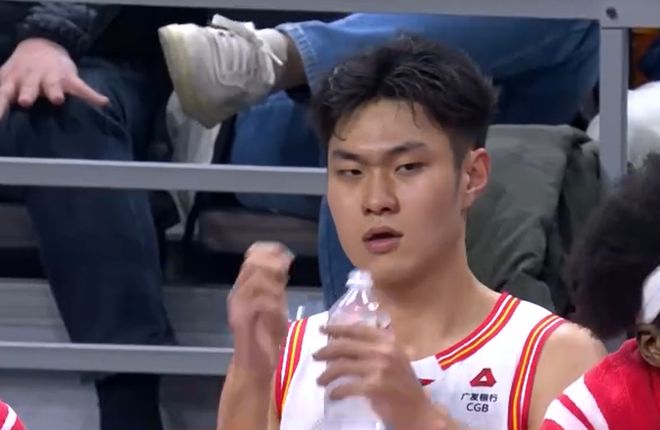 深圳隊(duì)鋒線小將感恩杜鋒：杜導(dǎo)水平CBA頂尖，教練會(huì)了我很多