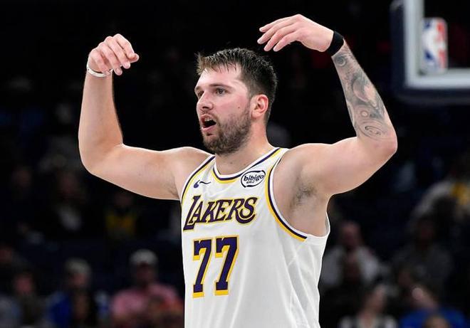 东契奇五战封神！200+55+46创NBA最佳开局，湖人豪取五连胜