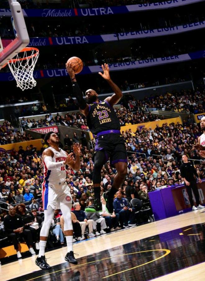 坎宁安27分5篮板11助 活塞以128-106大胜湖人 东契奇30分