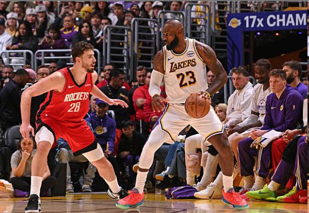 湖人本季10场失利均净负两位数！老詹输圣诞大战后直接走回更衣室