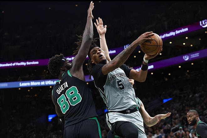 又上頭了！后場新星要是在最后時(shí)刻留在場上，馬刺估計(jì)要輸球了？