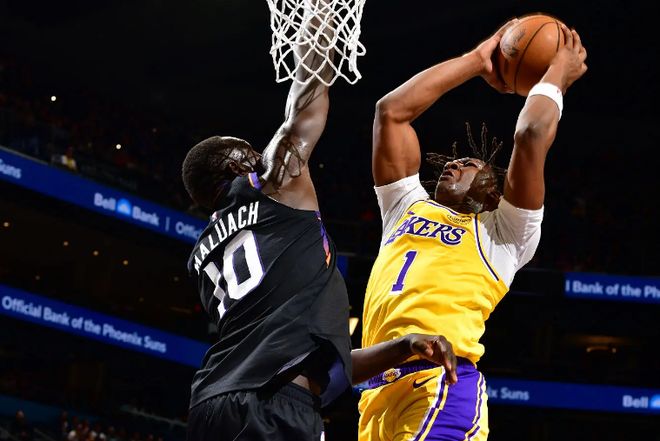 场上作用其实相当明显，湖人都伤到这程度了为什么还不让他出场？