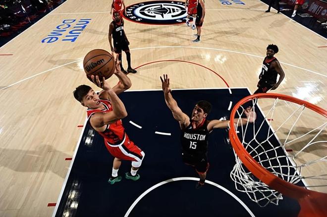 一个人的逆风局！快船后场老将面对火箭的状态又一次跌落谷底？