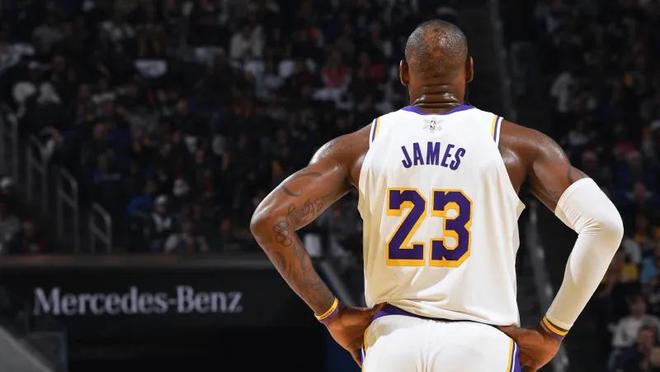 湖人这首发能看？五个人全没防守，艾顿态度消极，难怪更衣室矛盾