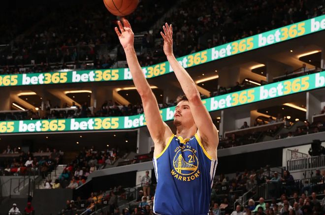 存在感實(shí)在是比較有限，勇士內(nèi)線新星能否保住先發(fā)的位置？