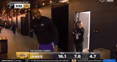 真爱高尔夫，詹姆斯入场准备时在通道内做高尔夫挥杆动作