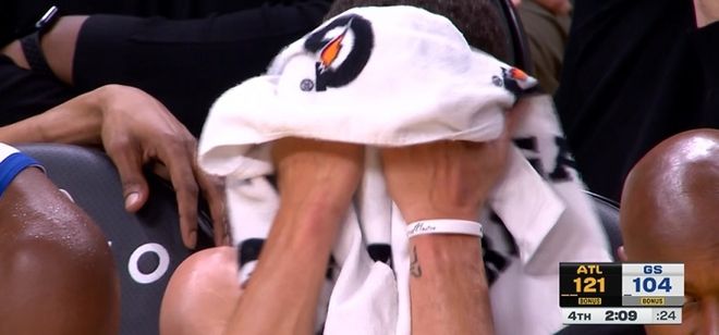 庫(kù)里下半場(chǎng)20分難阻勇士慘敗 鏡頭捕捉失落一幕：坐板凳毛巾捂臉