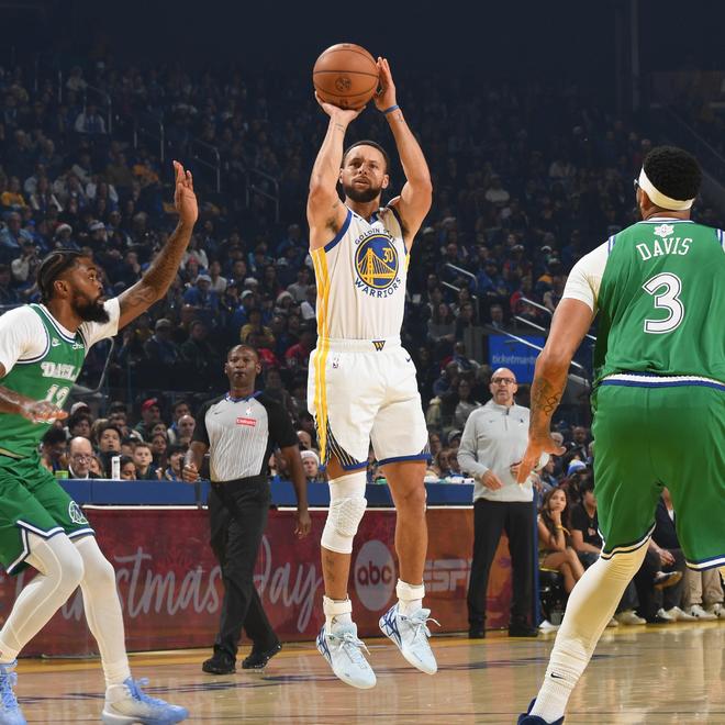 致敬老友，库里圣诞大战对阵克莱穿了对方的安踏KT11签名球鞋