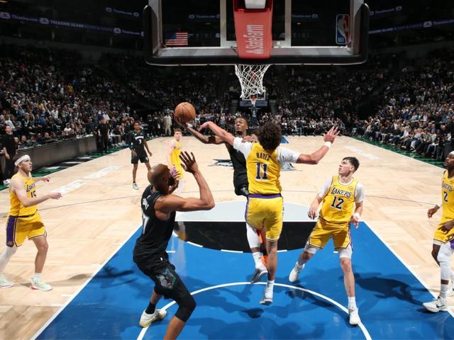 壓哨絕殺！湖人要怎么留下里夫斯？