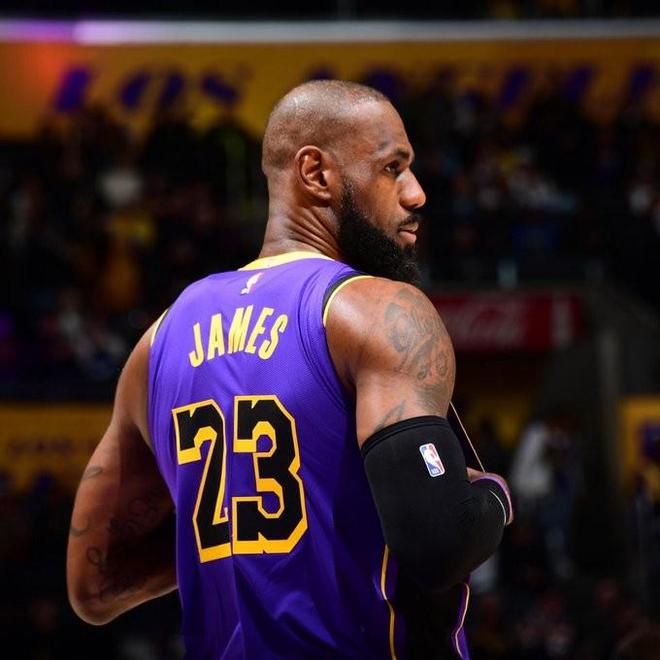 遭狄龙兑子，詹姆斯14中7得23分2板6助0失误，罚球仅11中6