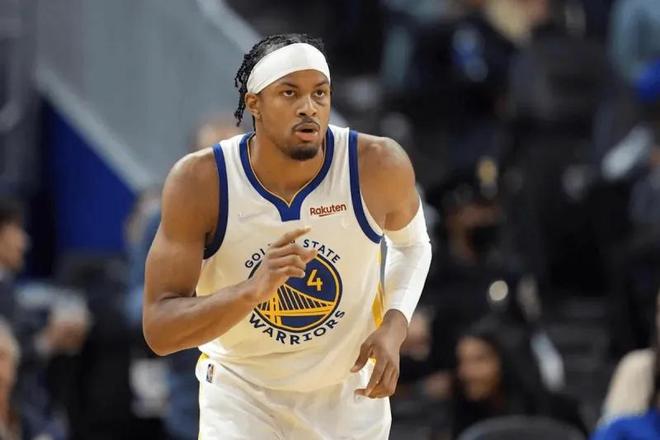 勇士这两首发纯纯黑洞！穆迪攻守全崩难稳定，格林太影响节奏了！