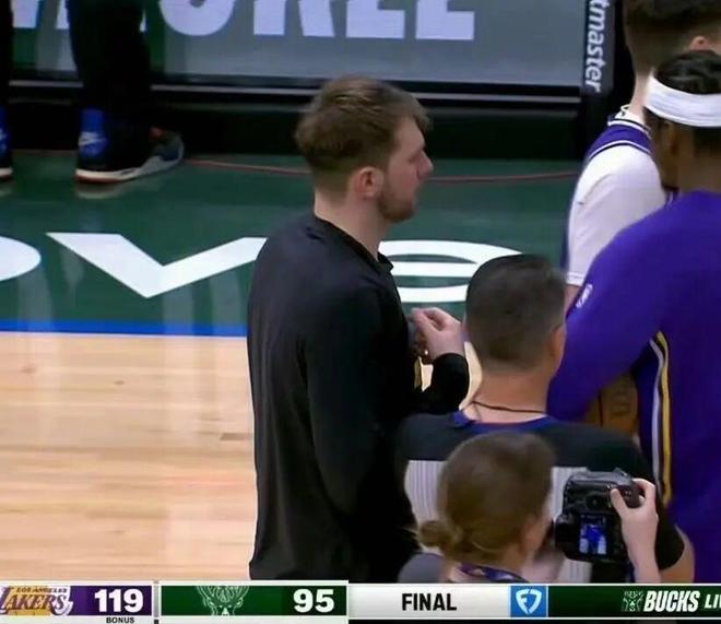 突發！湖人半場狂屠31分！隊內10人遭聯盟調查！