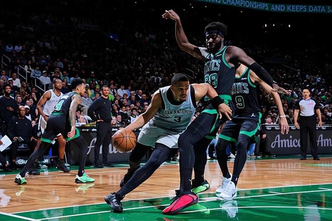 與上賽季相比簡直判若兩人，馬刺側(cè)翼大將簡直是一名超級第六人？