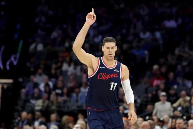 哈登独砍55分带队，谁注意队友？老的老，下滑的下滑，卢还挺自豪