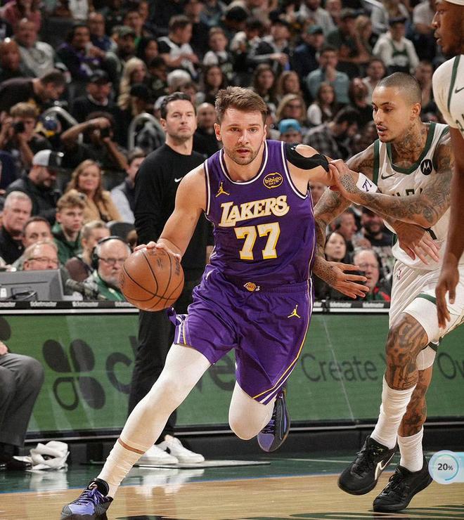 半場打花！湖人119-95雄鹿，看數據：他是頭號功臣！