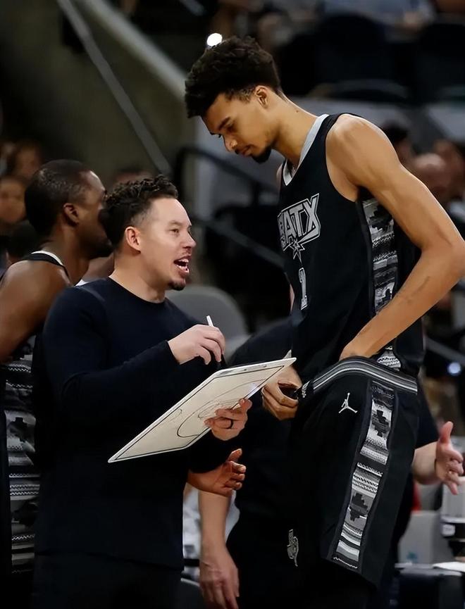 三杀雷霆，拯救不良少年，主教练米奇正带领马刺重返冠军行列！