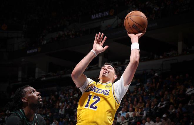 轟27+8！湖人撿漏1200萬神槍真香：三分6中5超準，三巨頭獲絕配