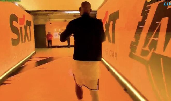 心情不佳？詹姆斯赛后第一时间走向球员通道离场，未与任何人交流