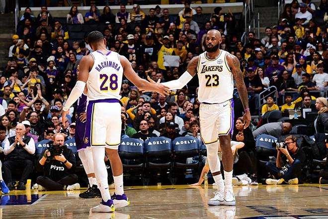 进攻端手感回暖，湖人锋线大将在防守端的表现也难得超出预期？