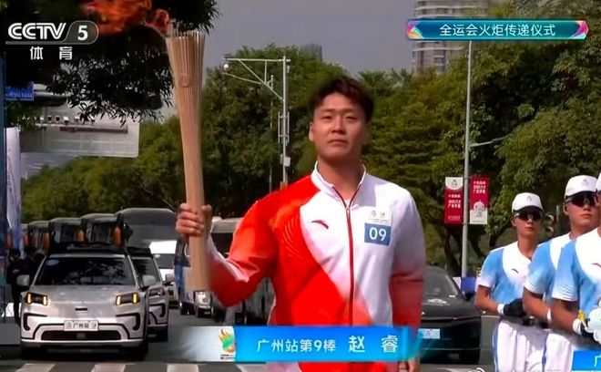 男籃隊長趙睿完成全運火炬?zhèn)鬟f：代表國家隊大集體 非常榮幸