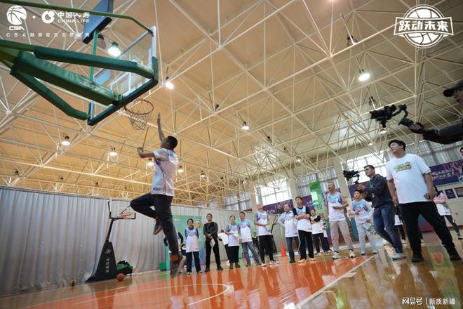 中国人寿新疆分公司举办“一日球员 反客为主”CBA探营活动