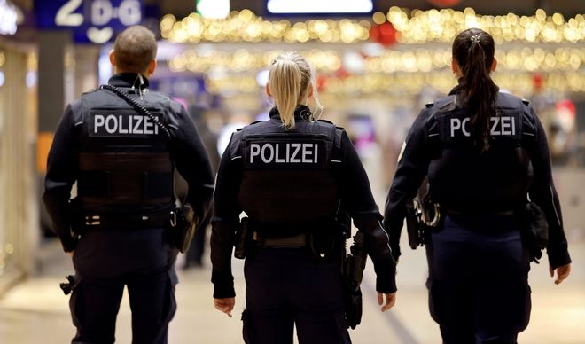 德媒：沙爾克球迷與多特球迷在火車站斗毆，數(shù)百人參與其中