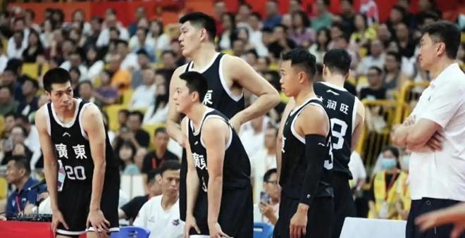 42+28！还没碰到周琦胡金秋，广东内线已被打爆！杜锋你是真没招